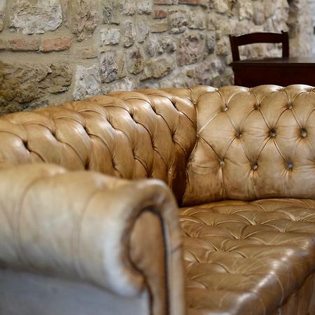 Residenza Le Logge Bed & Breakfast Gubbio Bagian luar foto