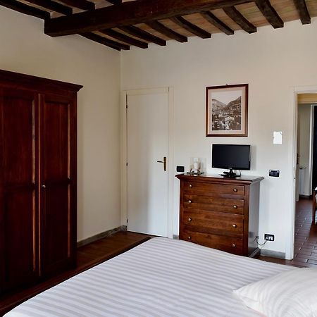 Residenza Le Logge Bed & Breakfast Gubbio Bagian luar foto