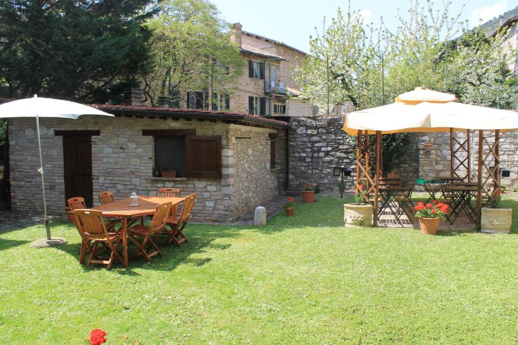 Residenza Le Logge Bed & Breakfast Gubbio Bagian luar foto