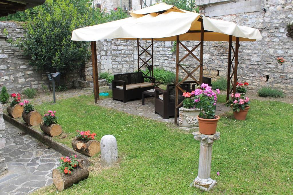Residenza Le Logge Bed & Breakfast Gubbio Bagian luar foto