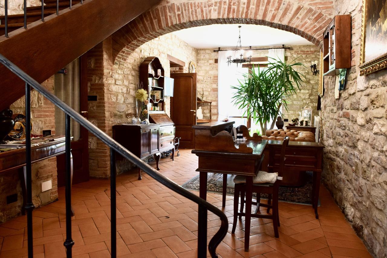 Residenza Le Logge Bed & Breakfast Gubbio Bagian luar foto