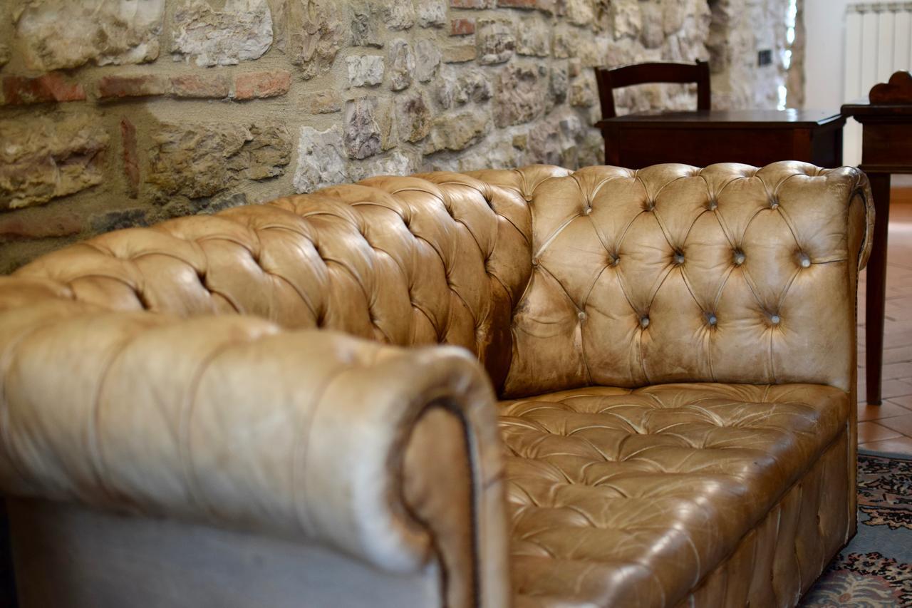 Residenza Le Logge Bed & Breakfast Gubbio Bagian luar foto