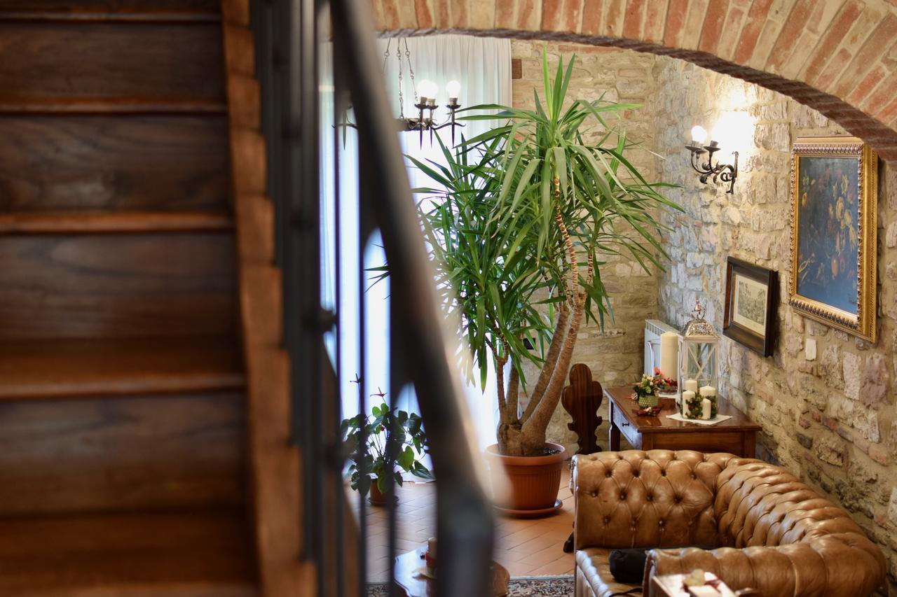 Residenza Le Logge Bed & Breakfast Gubbio Bagian luar foto